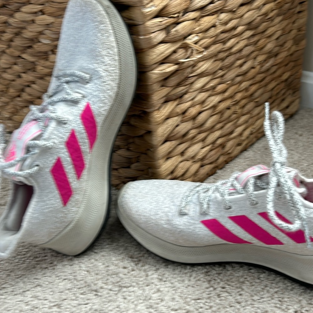 Cute and comfy Adidas shoes!❤️